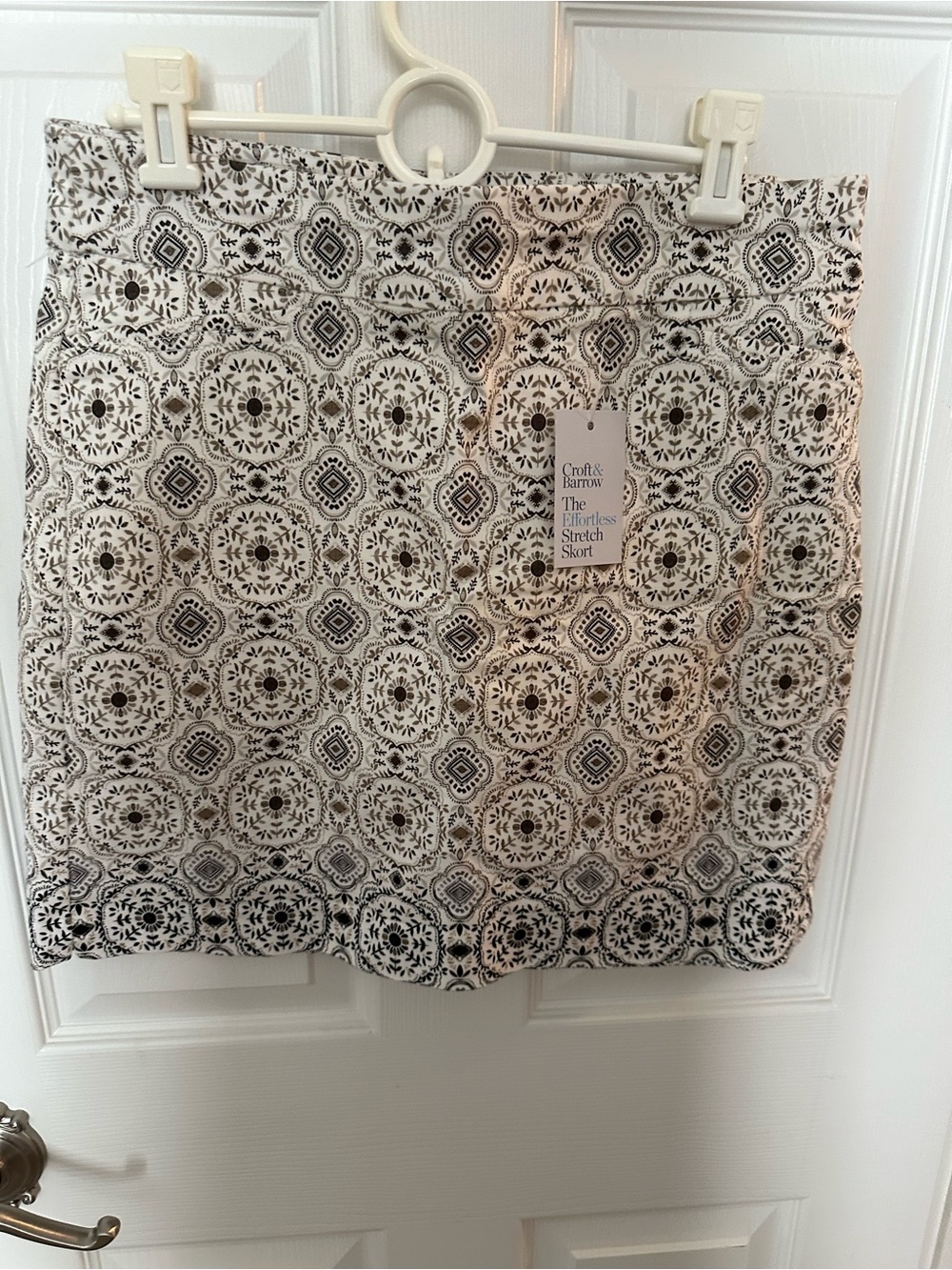 Kohl's Black, white and tan Printed Stretch Skort